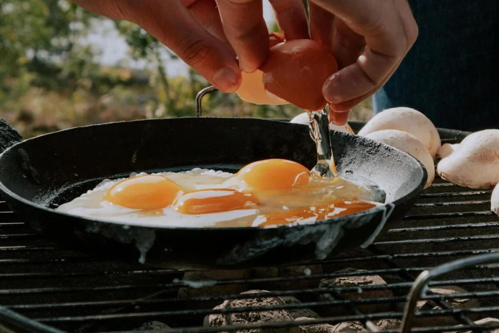 Sbohem, glazovaná vejce přilepená na pánvi: stačí přidat tuto ingredienci jako první.