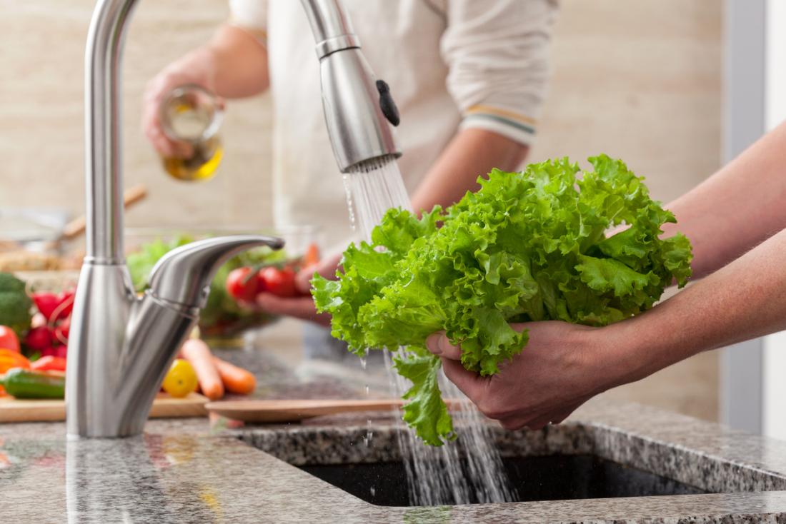 Salát může obsahovat více pesticidů než jiná zelenina. Jak ho umýt.