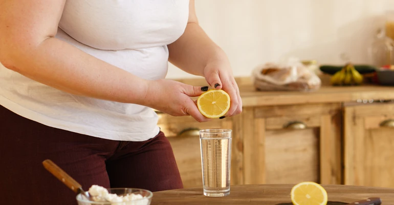 Tímto způsobem přirozeně zrychlíte svůj metabolismus a spálíte více kalorií. Musíte jíst a pít