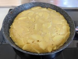 Smažená jablečná frittata připravená za 5 minut, dezert, který si určitě zamilujete!