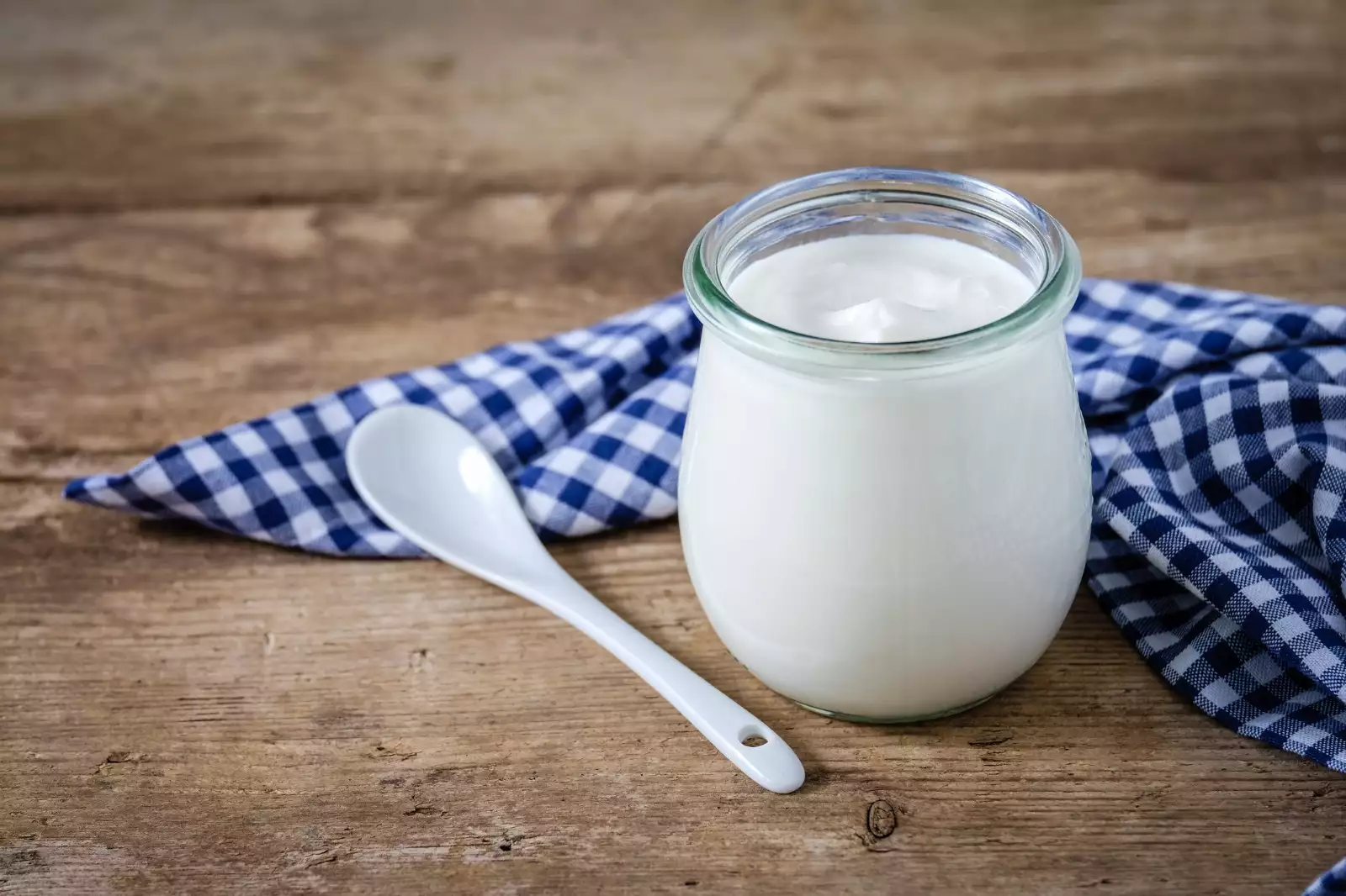 Tady je důvod, proč byste měli jíst jogurt. Velmi přátelské bakterie .