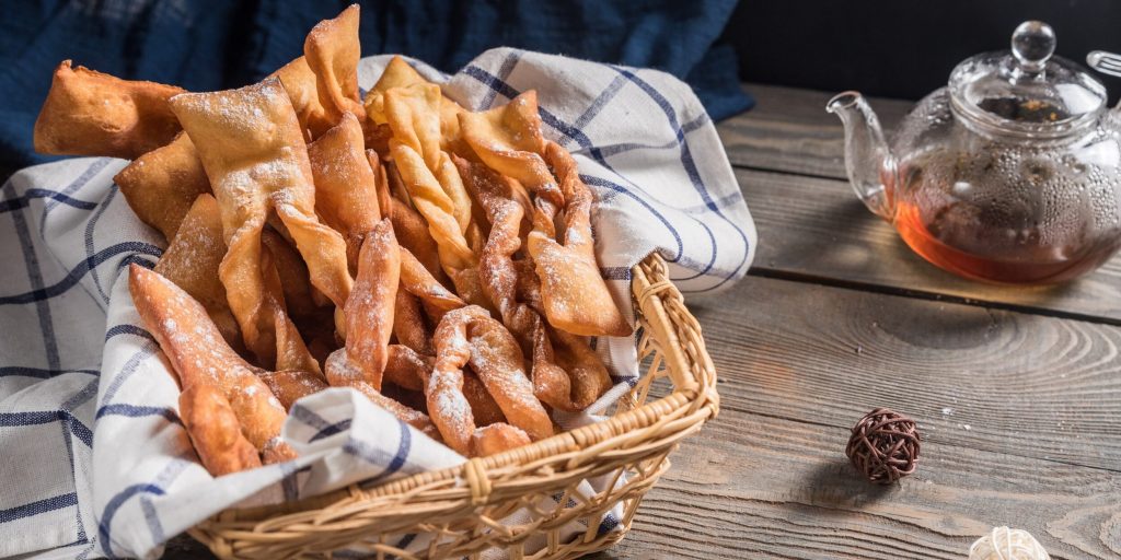 Rychlý recept na přípravu faworek bez smetany. Češi je jedí