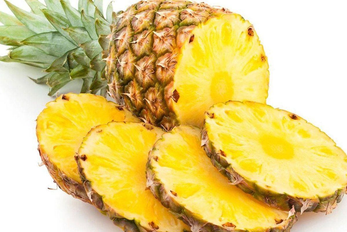 Jak se loupe ananas? Zde jsou čtyři praktické způsoby, krok za krokem