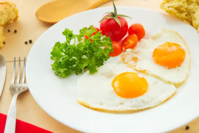 Sbohem, glazovaná vejce přilepená na pánvi: stačí přidat tuto ingredienci jako první.