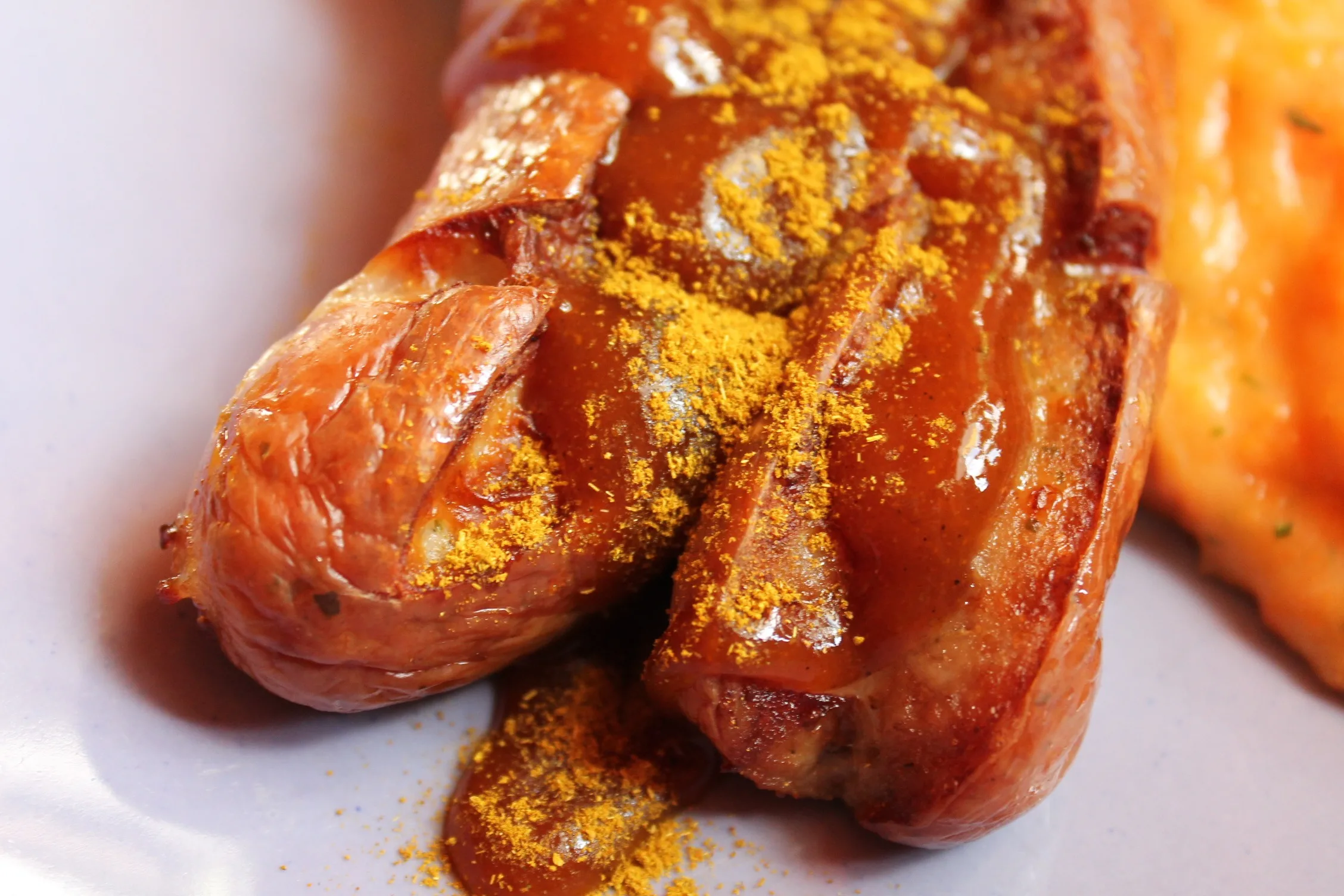 Nejlepší recept na currywurst: jak si doma připravit slavnou klobásu Curry 36