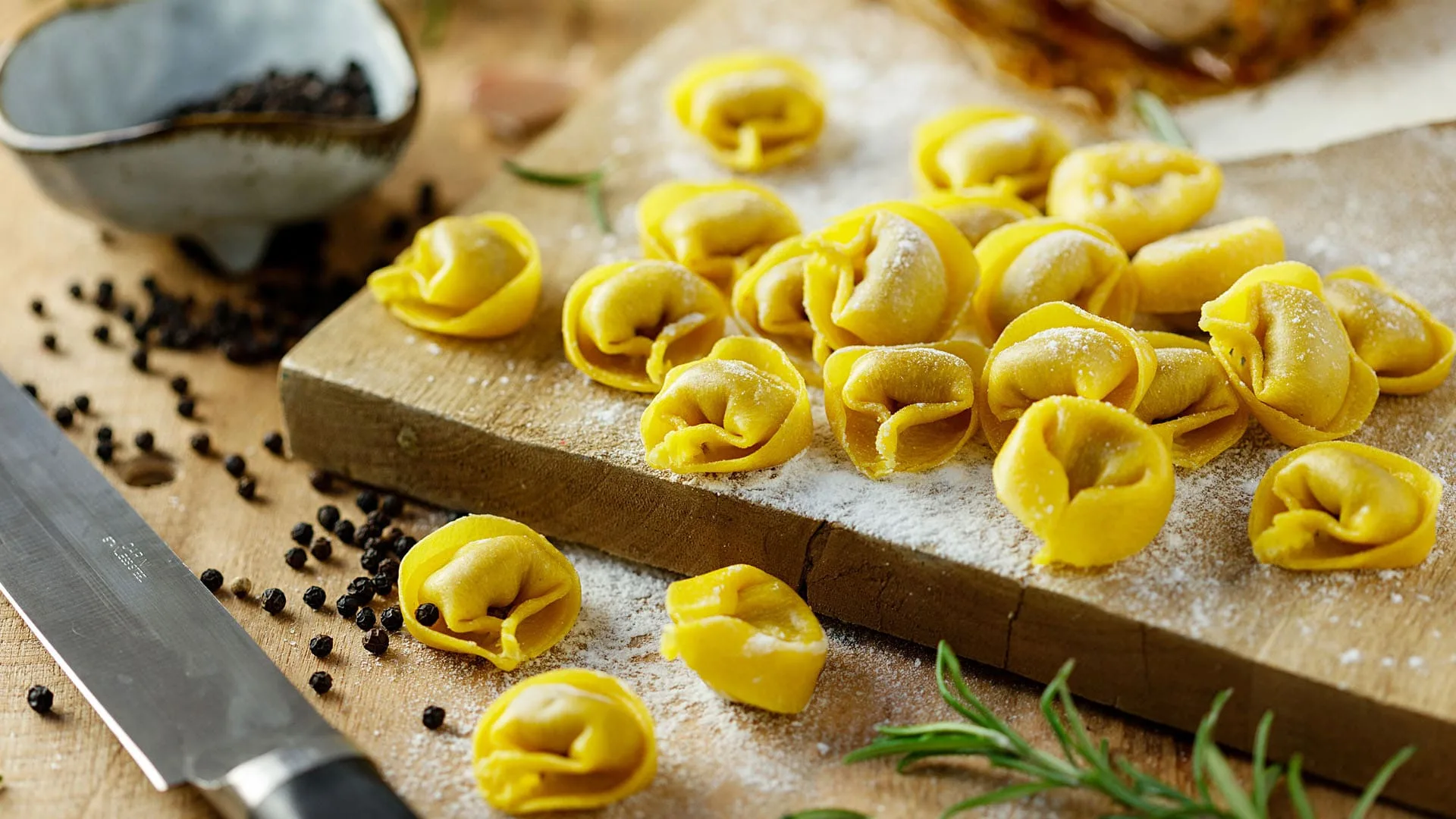 Salát tortellini ideální k večeři i do práce. Jen pět ingrediencí a koření.