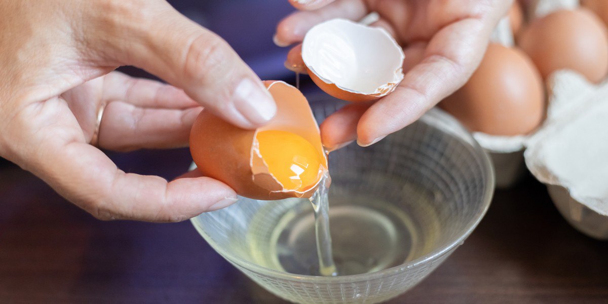 Jak připravit omeletu? Stačí přidat lžíci do bílků a směs bude vzdušná jako obláček.