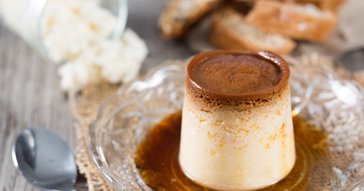 Recept na sýrový flan, tradiční verze nejjednoduššího a nejkrémovějšího dezertu.