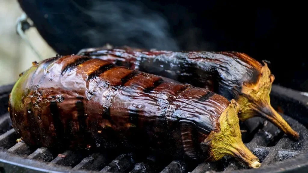 Recept na grilovaný lilek, po kterém vám budou prsty chutnat jako po másle