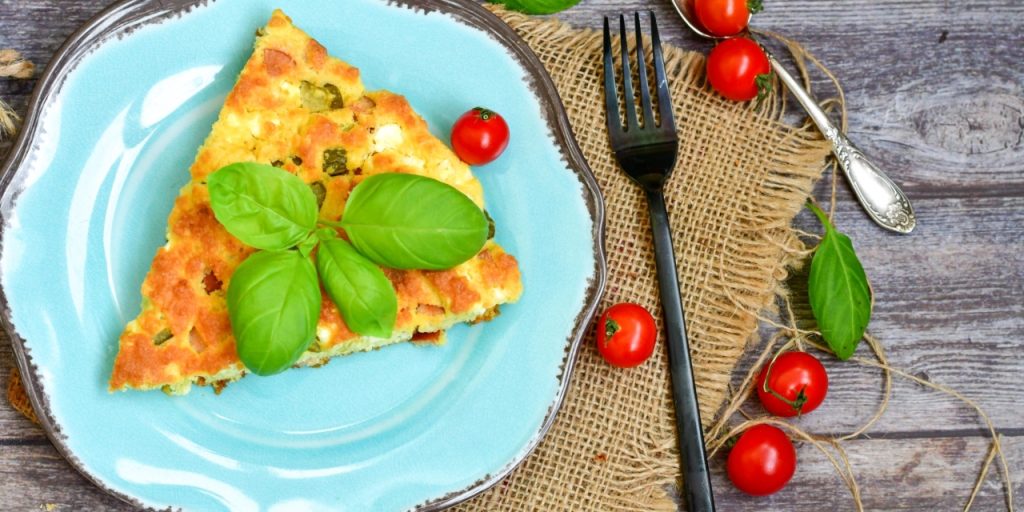 Jablečná frittata je sladký italský recept, který je ideální pro začátek dne a který lze připravit za 15 minut.