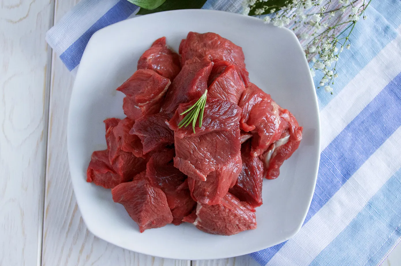 Když dělám buřtguláš, vždy přidám špetku neobvyklé ingredience. Je to klíč k hluboké chuti.