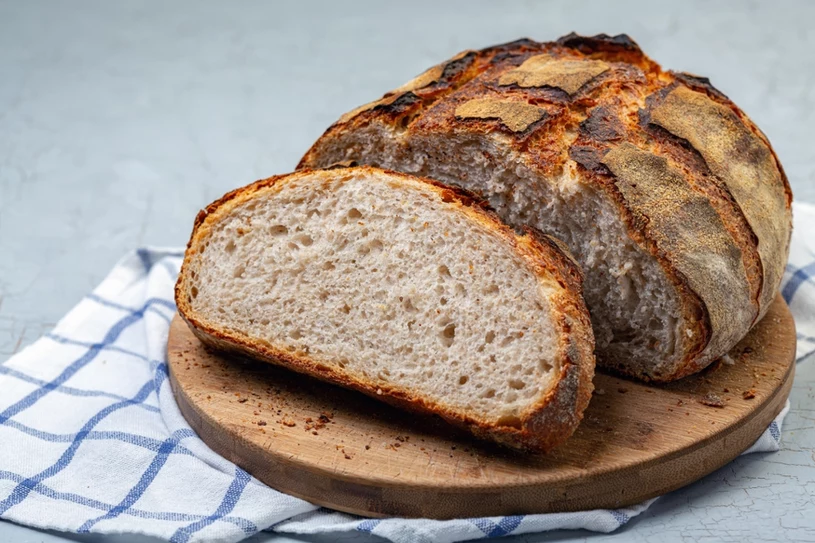 Jednoduchý recept na domácí chléb. Křupavá kůrka na povrchu, jemný a nadýchaný uvnitř.