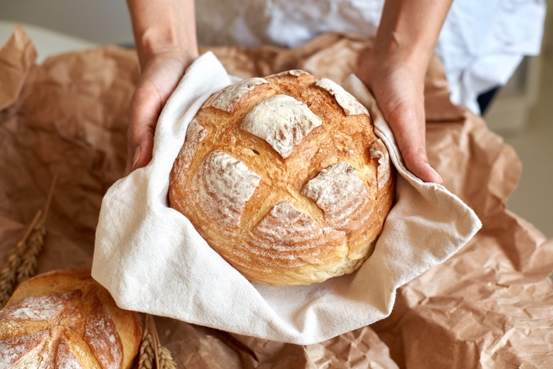 Jednoduchý recept na domácí chléb. Křupavá kůrka na povrchu, jemný a nadýchaný uvnitř.