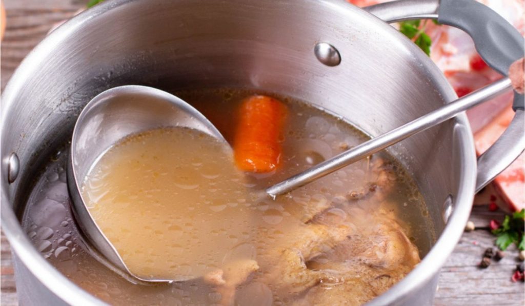 Oblíbená polévka našich babiček. Vařila se častěji než vývar nebo okurková polévka.