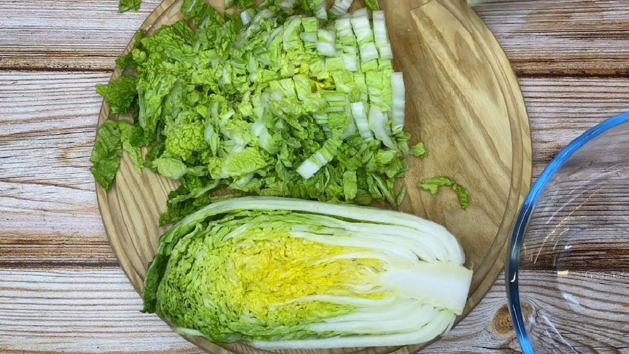 Nakrájím čínské zelí a papriky. Když je přeliji zálivkou ze tří ingrediencí, získám vynikající salát.