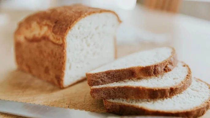 Keto chléb s drobenkou: pokud milujete sendviče, ale nechcete používat běžnou mouku, tento recept si zamilujete.