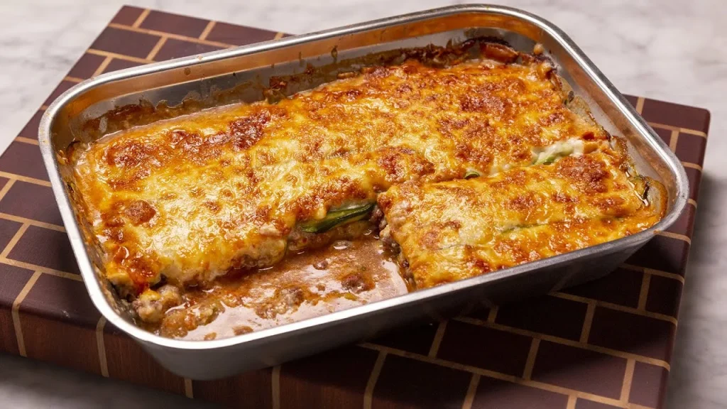 Místo knedlíků používám mleté maso – a za 30 minut je hotová šťavnatá, chutná večeře: je to jako lasagne, ale rychlejší.