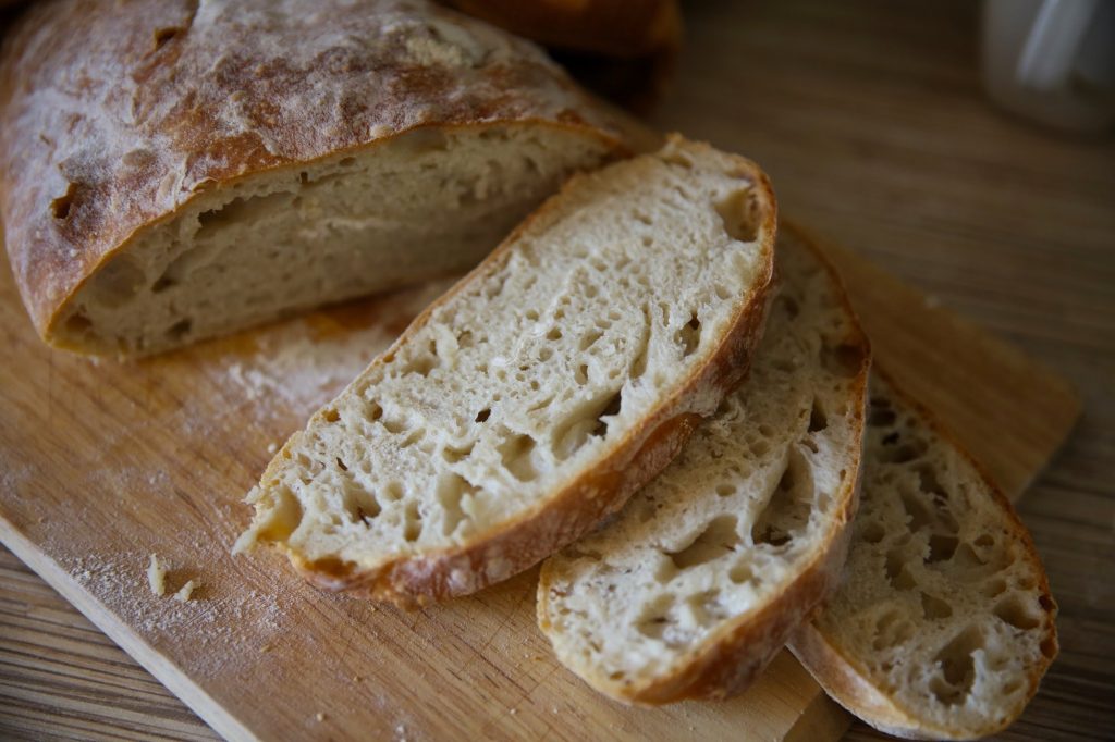 Jednoduchý recept na domácí chléb. Křupavá kůrka na povrchu, jemný a nadýchaný uvnitř.