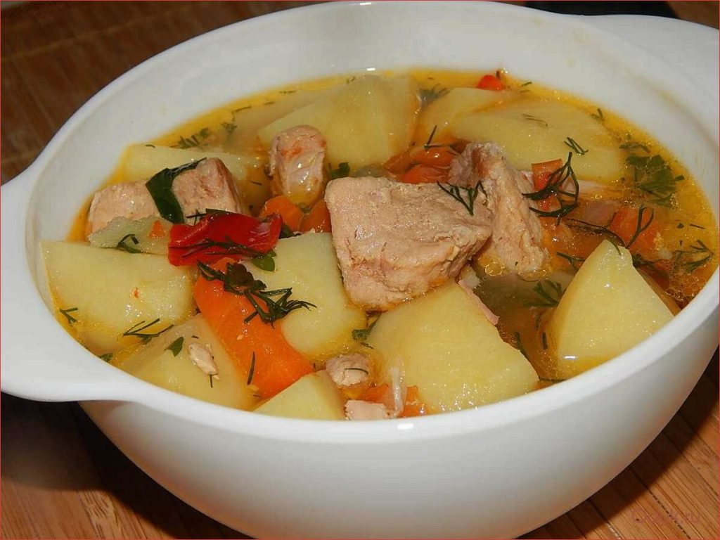 Místo vaření vývaru a podlévání řízků dělám polévku z vepřových kotlet. Perfektní