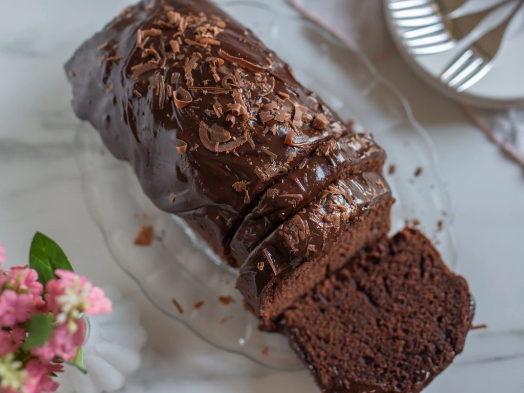 Z jogurtu lze připravit skvělý čokoládový dort. Recept je jednoduchý a dort je hotový za méně než hodinu.