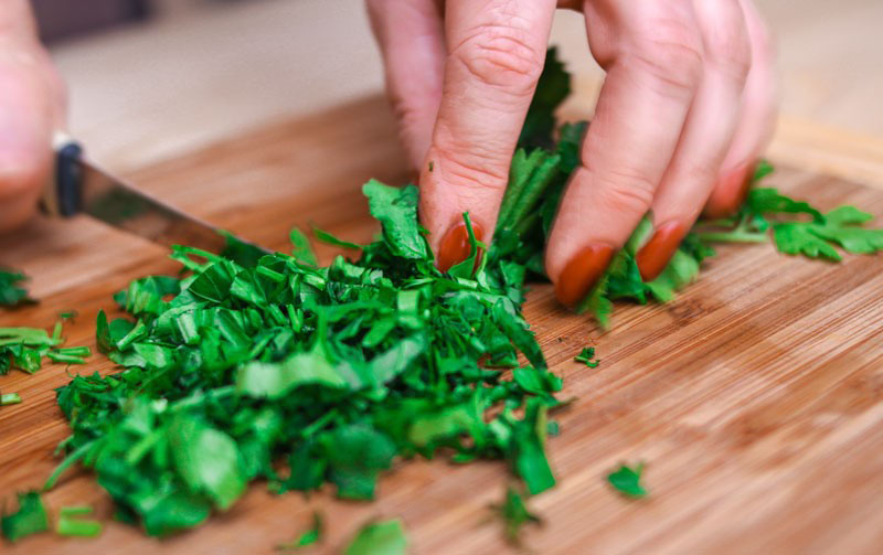 Přidáváte do vývaru petržel? Nahraďte ji touto ingrediencí - chuť a prospěšnost se zdvojnásobí.