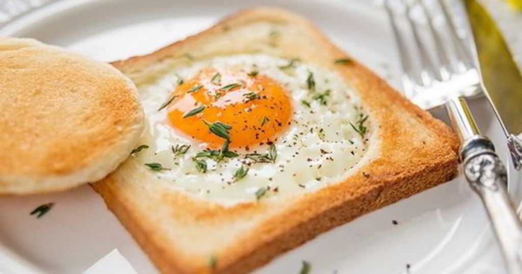 Jednou jsem to zkusila a vajíčka už si jinak k snídani nedělám. Míchaná vajíčka a shakshuka jdou stranou.